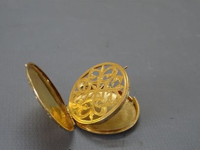 Médaillon rond porte souvenir en or jaune...