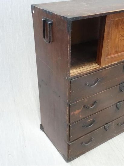 JAPON XIX°
Meuble en bois, poigné et serrure...