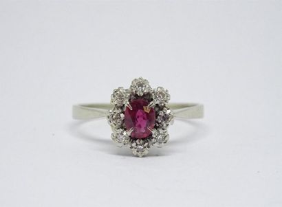 Bague marguerite en or gris 750°/00, ornée...