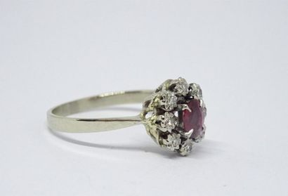 Bague marguerite en or gris 750°/00, ornée...