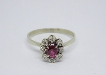 Bague marguerite en or gris 750°/00, ornée...
