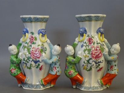 Paire de vases en applique, en porcelaine...