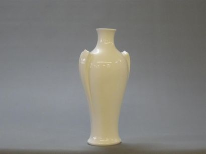 Manufacture de SEVRES.
Vase à anses en porcelaine...