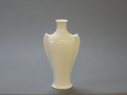Manufacture de SEVRES.
Vase à anses en porcelaine...