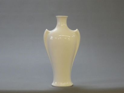 Manufacture de SEVRES.
Vase à anses en porcelaine...