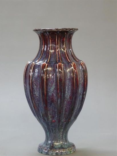 Manufacture de SEVRES.
Vase balustre à côtes...