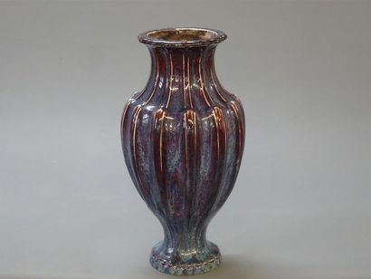 Manufacture de SEVRES.
Vase balustre à côtes...