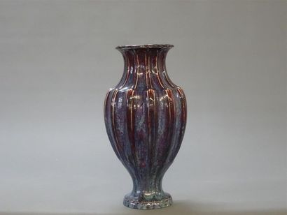 Manufacture de SEVRES.
Vase balustre à côtes...