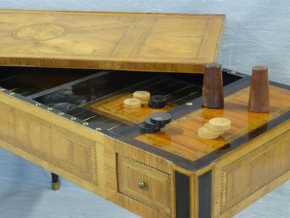 Table tric-trac marqueté , frisage de bois...