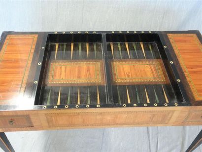 Table tric-trac marqueté , frisage de bois...