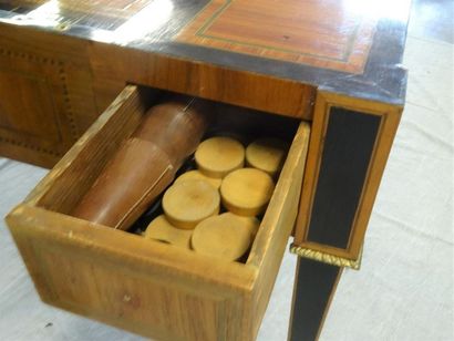 Table tric-trac marqueté , frisage de bois...