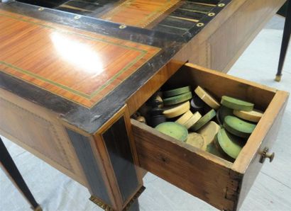 Table tric-trac marqueté , frisage de bois...