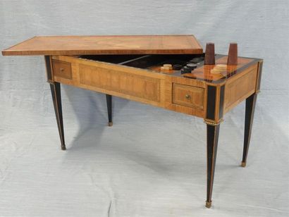 Table tric-trac marqueté , frisage de bois...
