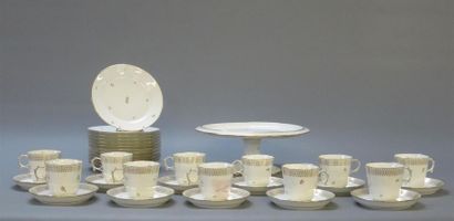 SEVRES 
Service à gateaux et service à café...