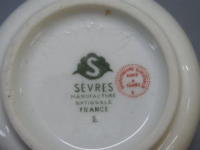 SEVRES 
Service à gateaux et service à café...