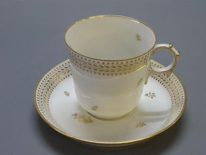 SEVRES 
Service à gateaux et service à café...