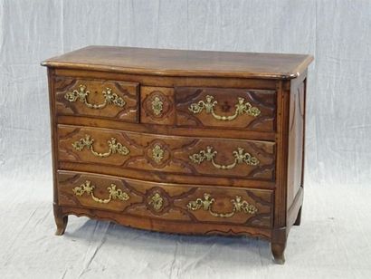 Commode dite parisienne , galbée, en noyer...