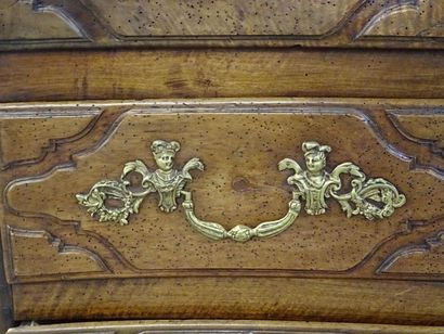 Commode dite parisienne , galbée, en noyer...