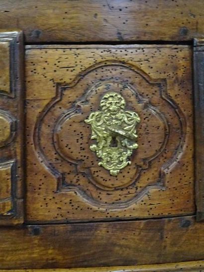 Commode dite parisienne , galbée, en noyer...