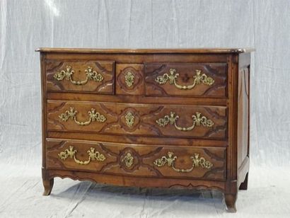 Commode dite parisienne , galbée, en noyer...