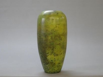 Vase obus en dinanderie à patine verte.
H:...