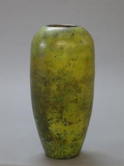 Vase obus en dinanderie à patine verte.
H:...