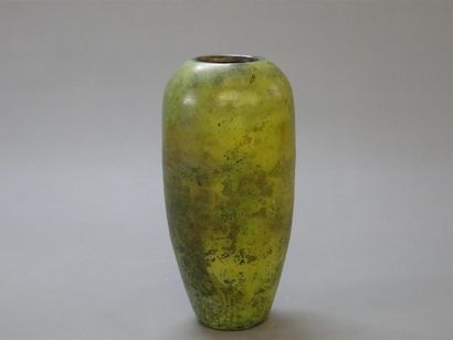 Vase obus en dinanderie à patine verte.
H:...