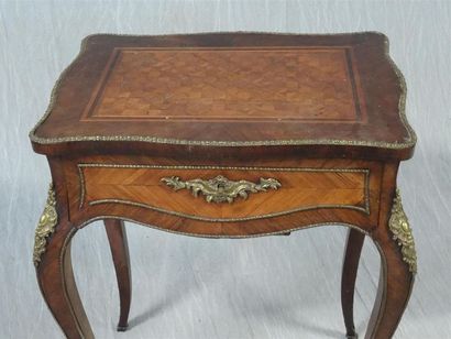 Table travailleuse en frisage et bronze dorés.
Napoléon...