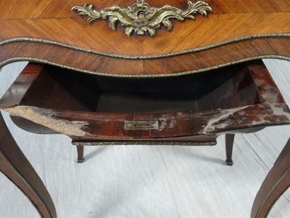 Table travailleuse en frisage et bronze dorés.
Napoléon...