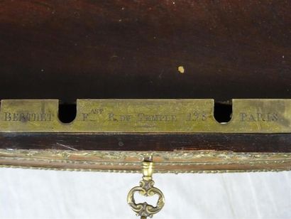 Table travailleuse en frisage et bronze dorés.
Napoléon...