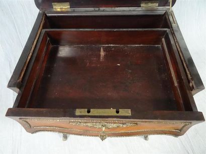 Table travailleuse en frisage et bronze dorés.
Napoléon...