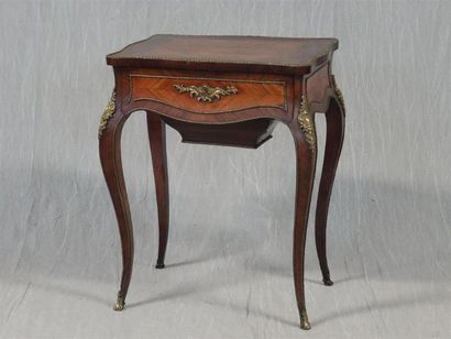 Table travailleuse en frisage et bronze dorés.
Napoléon...