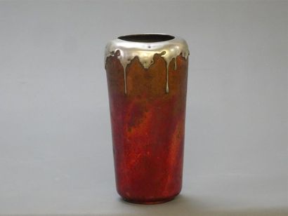 Vase en dinanderie rouge et coulures d'étain....