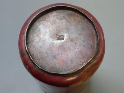 Vase en dinanderie rouge et coulures d'étain....