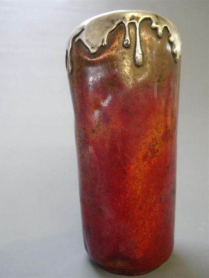 Vase en dinanderie rouge et coulures d'étain....
