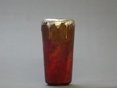 Vase en dinanderie rouge et coulures d'étain....