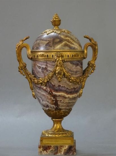 Paire de pots-pourris en marbre et bronze...