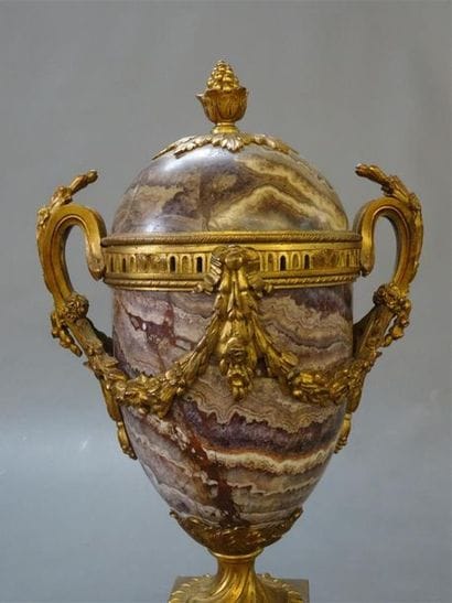 Paire de pots-pourris en marbre et bronze...