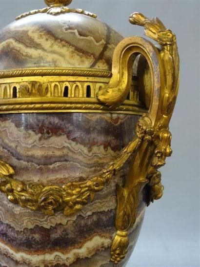 Paire de pots-pourris en marbre et bronze...