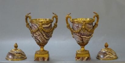 Paire de pots-pourris en marbre et bronze...