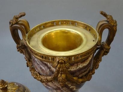 Paire de pots-pourris en marbre et bronze...