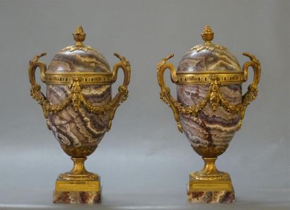 Paire de pots-pourris en marbre et bronze...