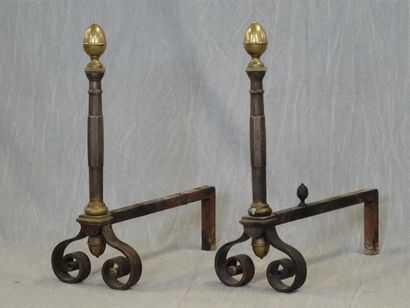 Paire de grands chenets en fer forgé et laiton
XIX°...
