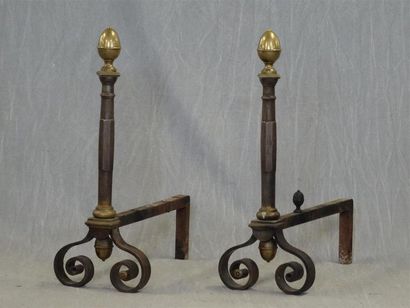 Paire de grands chenets en fer forgé et laiton
XIX°...