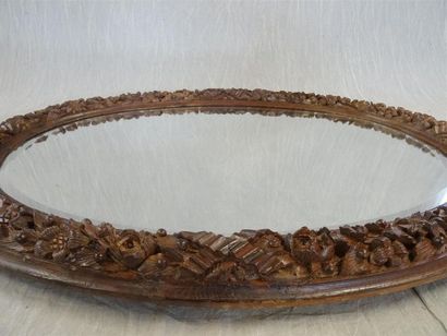 Grand cadre ovale en bois sculpté XVIII°...