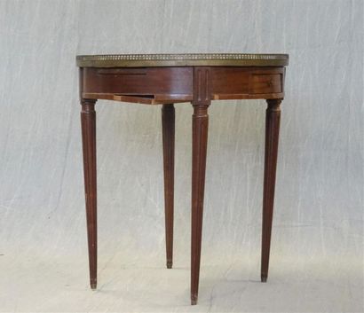 Table bouillotte en placage d'acajou
XIX°...