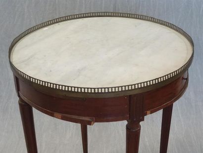 Table bouillotte en placage d'acajou
XIX°...