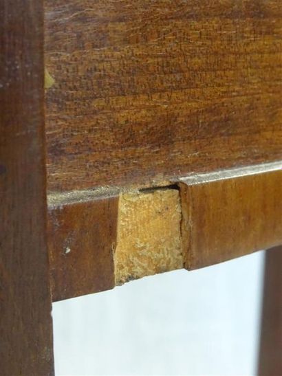 Table bouillotte en placage d'acajou
XIX°...