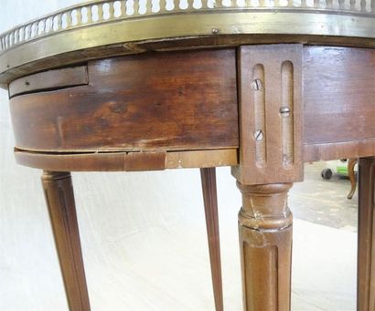 Table bouillotte en placage d'acajou
XIX°...