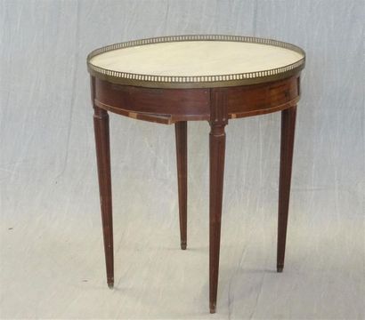 Table bouillotte en placage d'acajou
XIX°...